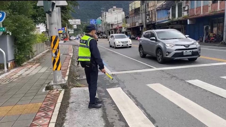 員警在街頭指揮交通，非常辛苦。（警方提供）