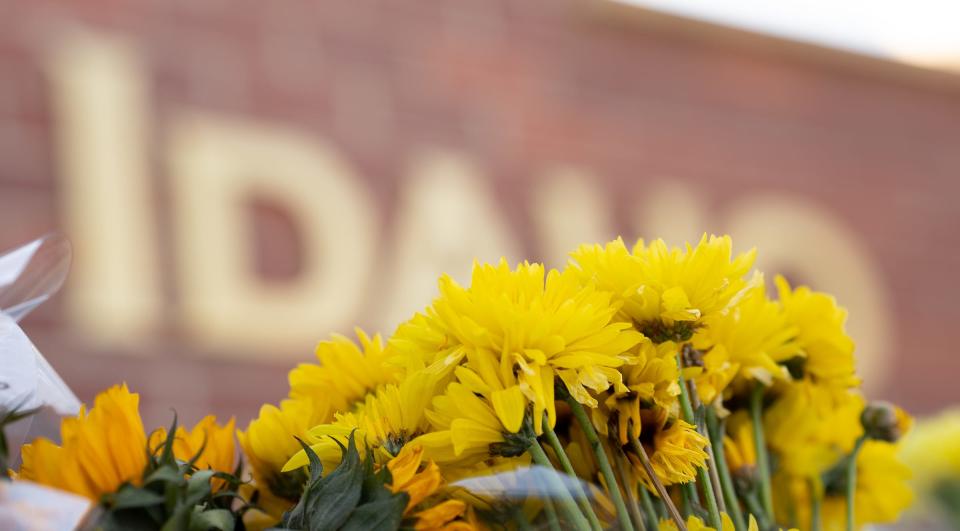 The University of Idaho community mourns the loss of four students through a spontaneous memorial at the entrance to the campus. (Photo by Garrett Britton, University Visual Production)