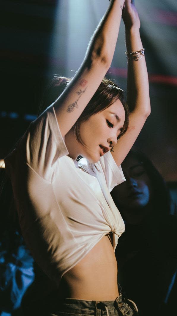 王淨在〈Beautiful Night〉MV中扮演謬思女神，放送性感水蛇腰。（圖／索尼音樂提供）
