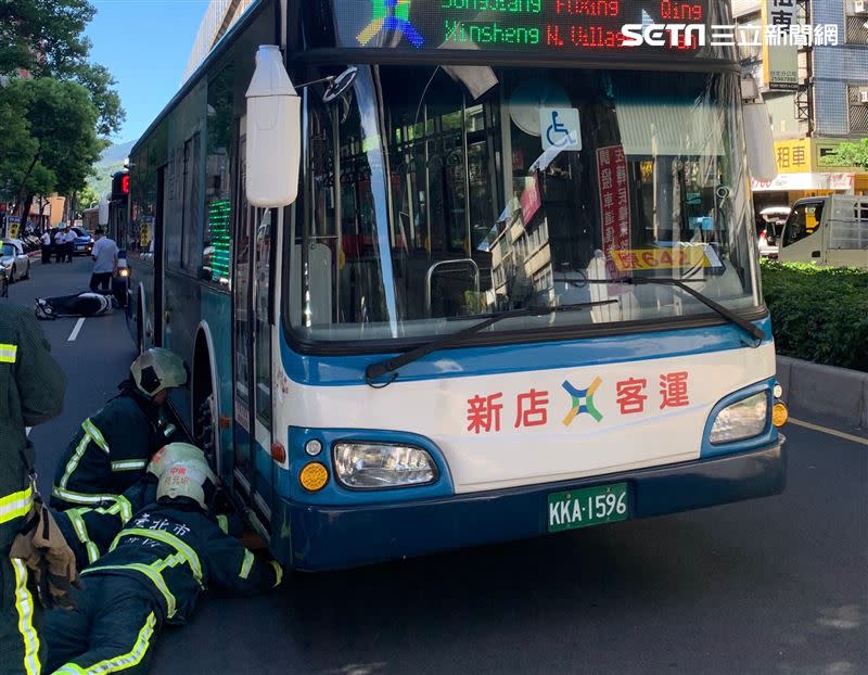 台北市復興北路女騎士遭公車輾過命危送醫。（圖／翻攝畫面）