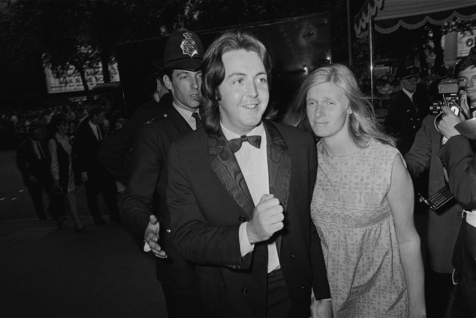 40+ Vintage Photos of Celebrities on the Red Carpet