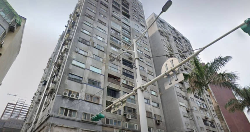 北市松山區民生社區的35年建案建成花園，因外牆龜裂嚴重遭北市府貼上黃單。（圖／翻攝自google maps）