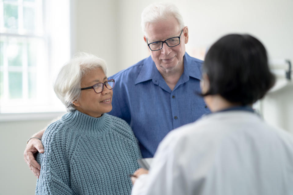 Senior couple speaking to GP about Alzheimer's symptoms. (Getty Images)