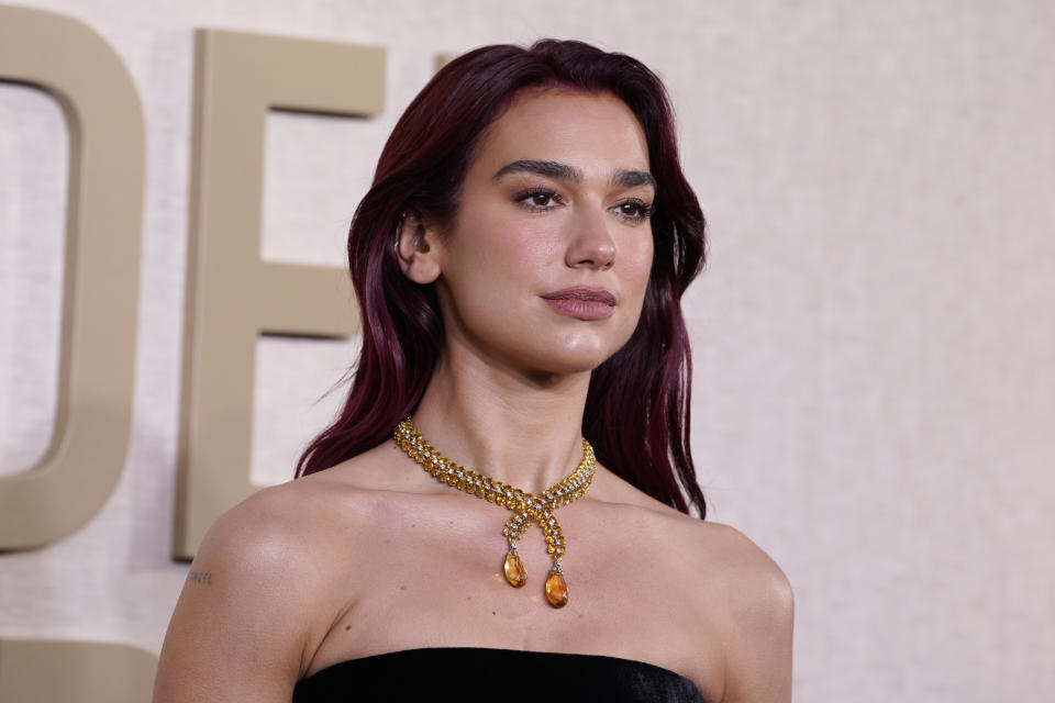 Dua Lipa llega a la 81a entrega de los Globos de Oro el domingo 7 de enero de 2024, en el Hotel Beverly Hilton en Beverly Hills, California. (Foto Jordan Strauss/Invision/AP)