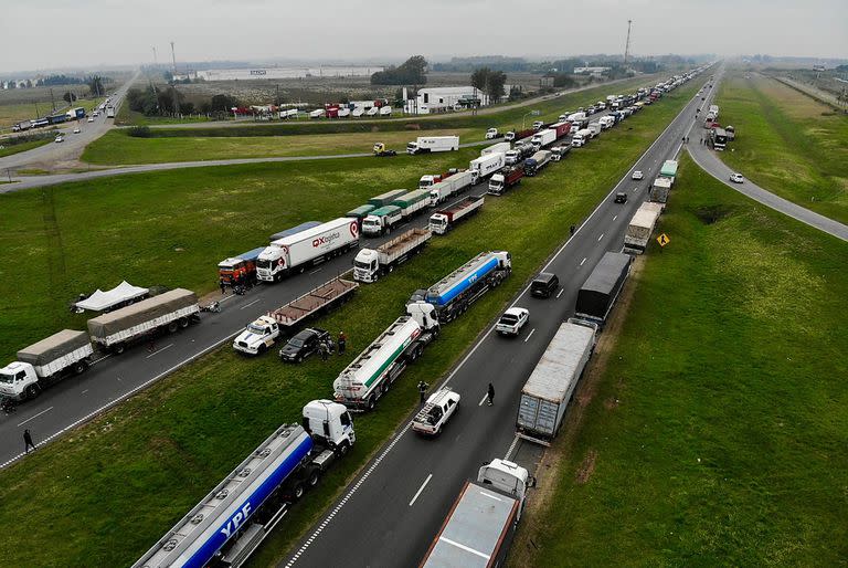 Paro de fleteros en Rosario, Autopista a Bs. As. y A012