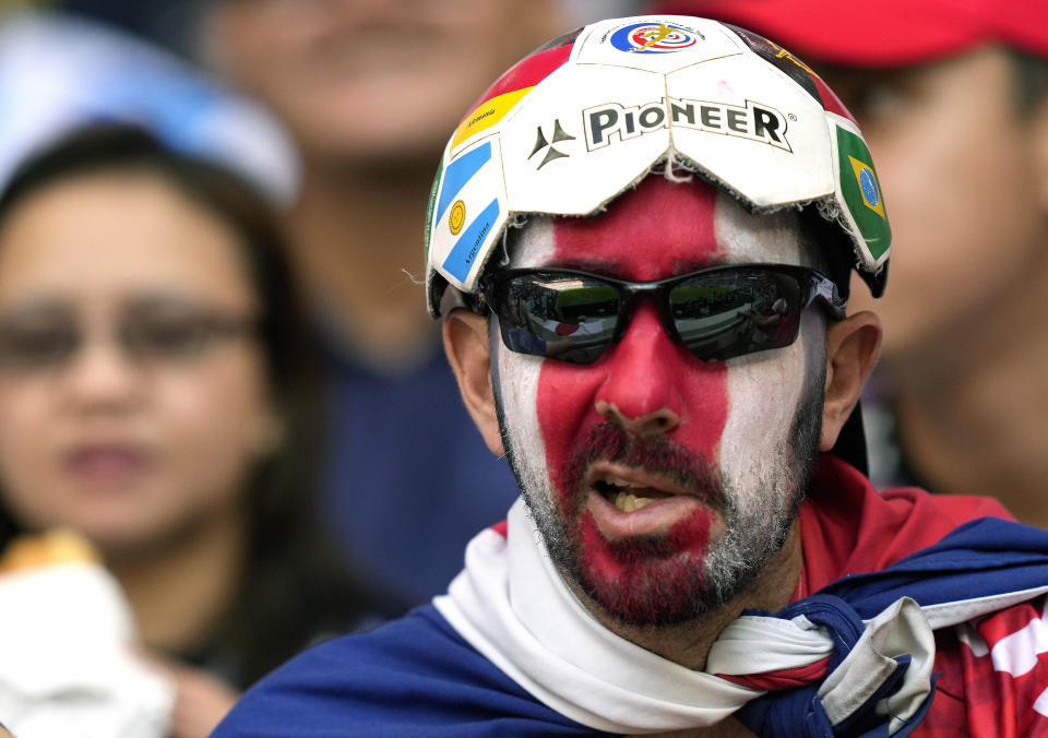 Un aficionado de Costa Rica durante el partido del Grupo E del Mundial que enfrentó a su equipo con Japón, en el estadio Ahmad Bin Ali en Rayán, Qatar, el 27 de noviembre de 2022. (AP Foto/Darko Bandic)