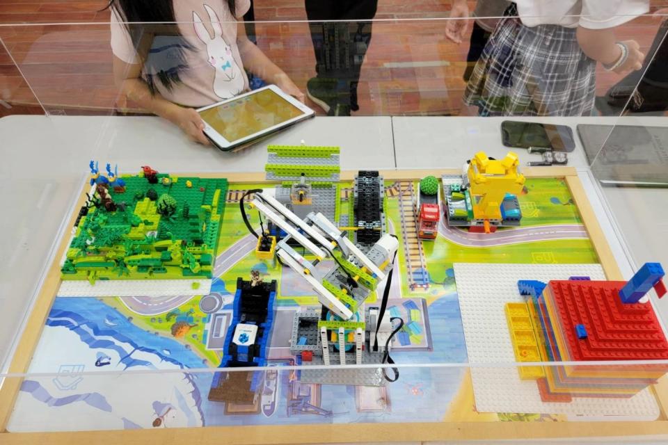 三和走讀學堂實驗小學「三和創心夢想隊」結合樂高、機器人與程式設計，打造「釋迦運輸創意園區」，參加FIRST機器人大賽臺灣選拔賽，榮獲「探索設計獎」肯定。