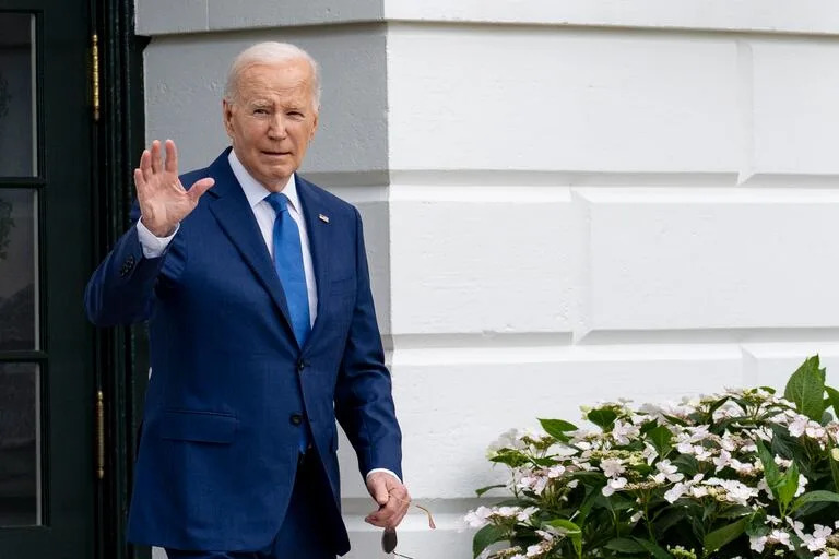 El presidente Joe Biden saluda mientras camina hacia el helicóptero Marine One para partir desde el jardín sur de la Casa Blanca, el 8 de mayo de 2024, en Washington