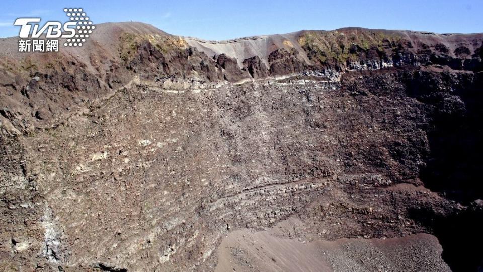 男子掉進火山口內幾公尺處，所幸只受到輕傷。（圖／達志影像美聯社）