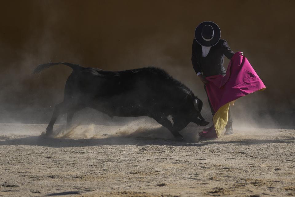 El torero Sebastián Vargas realiza un pase en la plaza de toros Hacienda Vista Hermosa, en Villapinzón, Colombia, el 25 de febrero de 2023. (Foto AP/Fernando Vergara)