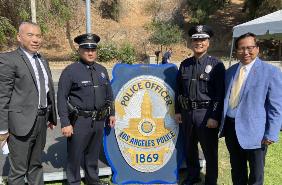 多名亞裔警官在洛杉磯市警局高升，包括首席副局長韓裔崔警官（右二），及中央分局隊長華裔譚警官（左二）。（記者謝雨珊／攝影）