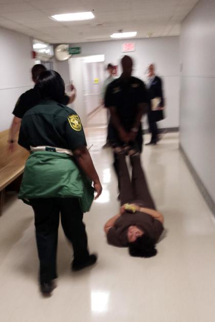 Dasyl Jeanette Ríos al ser arrastrada por un oficial en una corte de Florida. (AP)
