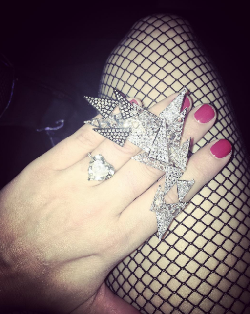 <p>L’ex de Lady Gaga, Taylor Kinney, avait opté pour un diamant en forme de cœur pour faire sa demande le jour de la Saint-Valentin 2015. <em>[Photo : Instagram/Lady Gaga]</em> </p>