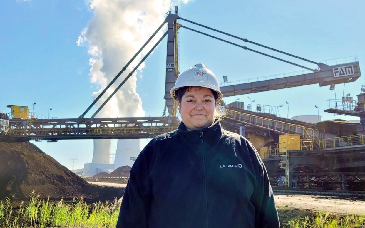 Christin Schreiber ist ein "Kind der Kohle", heißt es in der Doku: Auch ihre Mutter und ihre Großmutter waren bereits im Bergbau tätig.  (Bild: MDR / Meike Materne)