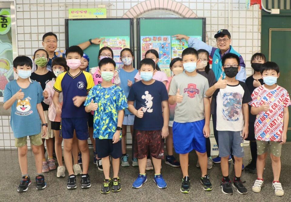 謝文斌(後排右一)至校園宣導腸病毒聚治。    圖：高雄市教育局提供