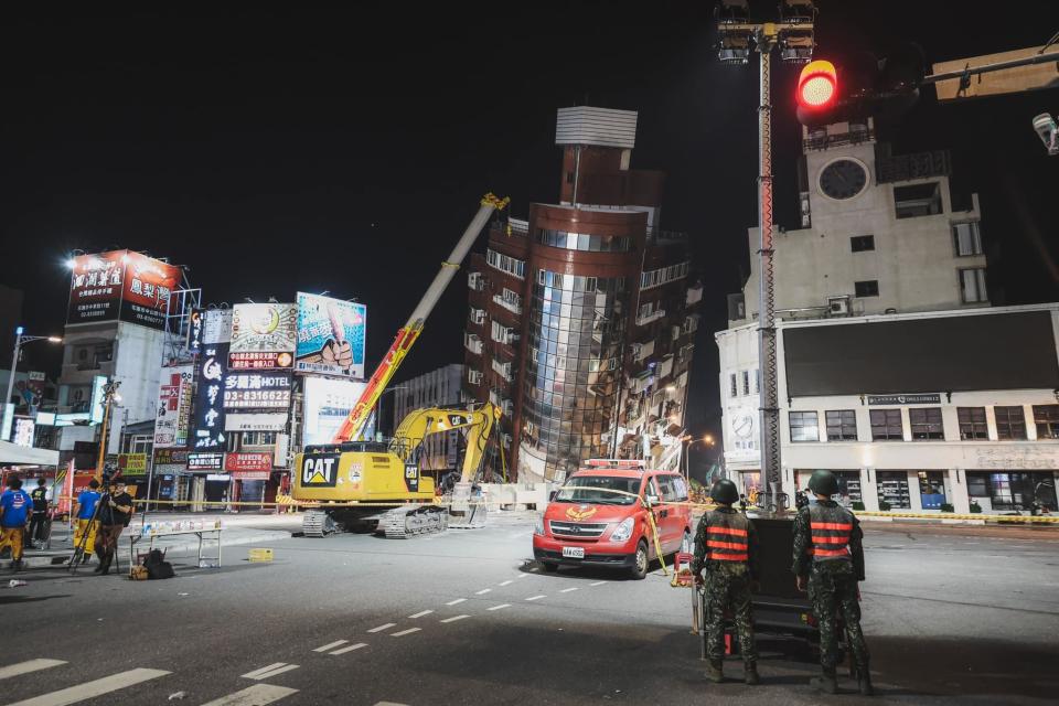 可能是 5 個人、街道、時代廣場、東京鐵塔和文字的圖像