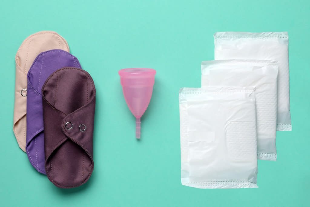 Cloth pads, disposable pads and a mensural cup are shown as tampon alternatives. 