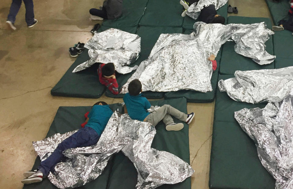 Dieses Bild wurde von der US-Regierung bereitgestellt. Wann diese Kinder ihre Eltern wiedersehen, ist ungewiss. (Bild: AP Photo)