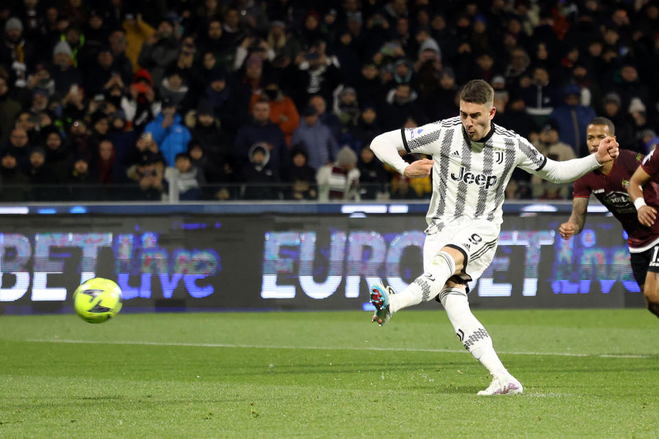 SALERNO, ITALY - FEBRUARY 07: Dusan Vlahovic of Juventus scores the 0-1 goal during the Serie A match between Salernitana and Juventus at Stadio Arechi on February 07, 2023 in Salerno, Italy. (Photo by Francesco Pecoraro/Getty Images)