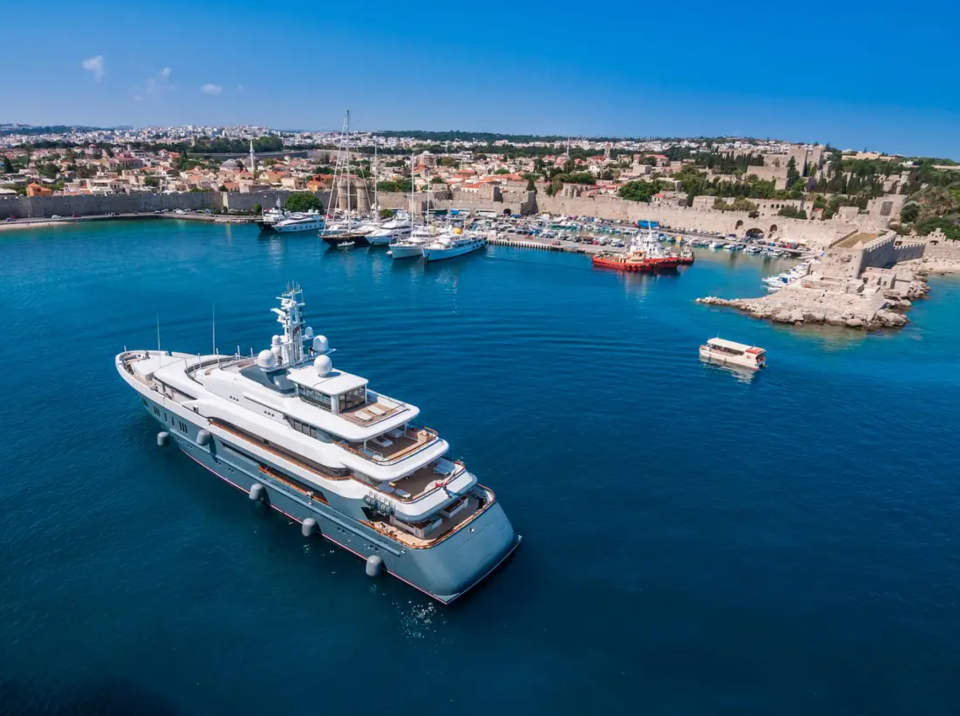 Eine Superyacht, wenn auch nicht die von Jeff Bezoz. - Copyright: 3PhotoFilipposFilippou/Getty Images