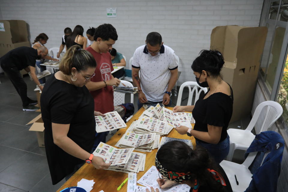 Trabajadores electorales cuentan las boletas en un centro de votación cerrado el día de las elecciones presidenciales de Colombia, en Medellín, el domingo 29 de mayo de 2022. (Foto AP/Jaime Saldarriaga)