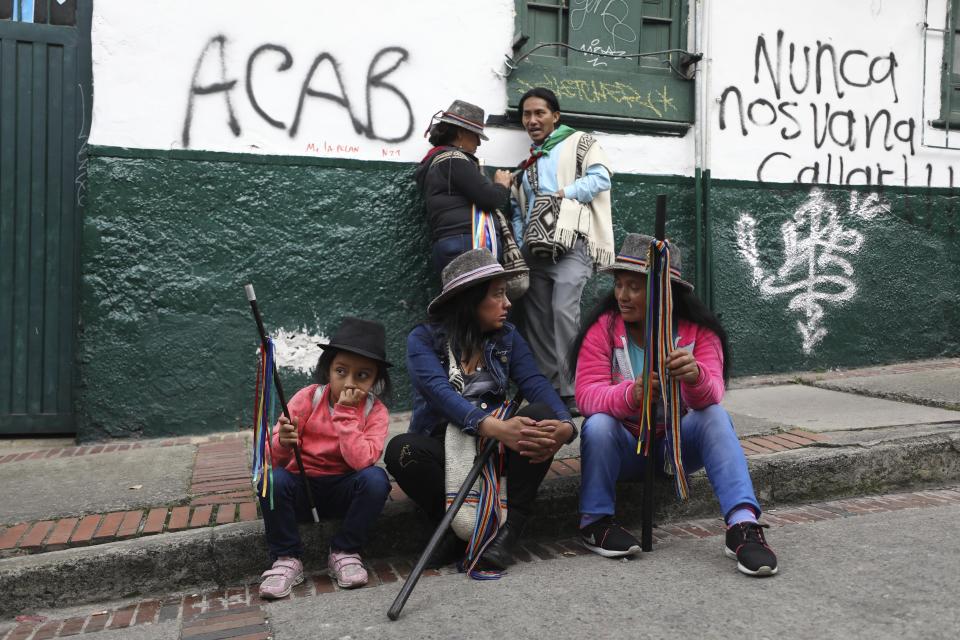 Miembros de la Guardia Indígena aguardan a que comience una marcha de protesta contra el presidente Iván Duque, en Bogotá, Colombia, el viernes 29 de noviembre de 2019. (AP Foto/Fernando Vergara)