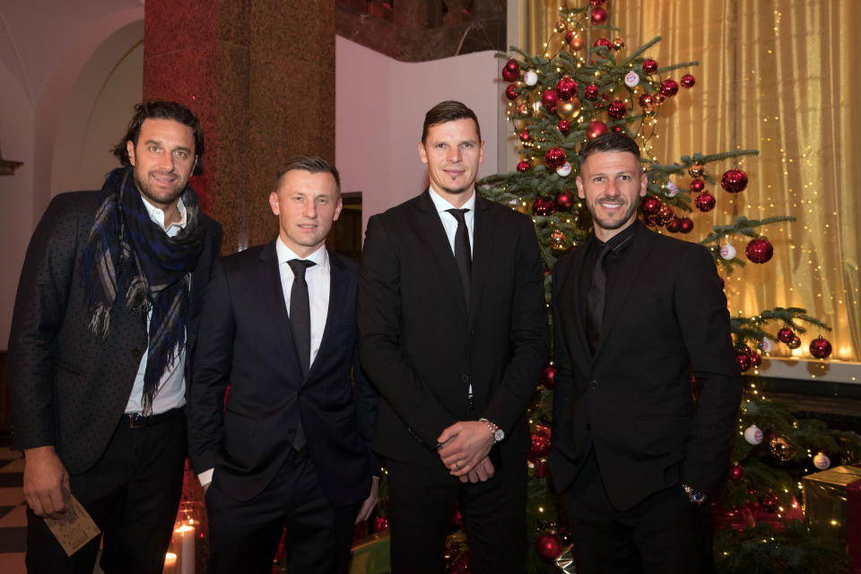 <p>Auch die ehemaligen Stars des FC Bayern werden noch gerne auf Feiern gesehen. Klar, sie haben in der Vergangenheit maßgeblich zum Erfolg des Vereins beigetragen. Luca Toni, Ivica Olic, Daniel van Buyten und Martin Demichelis posieren fürs Gruppenfoto vorm Weihnachtsbaum. </p>