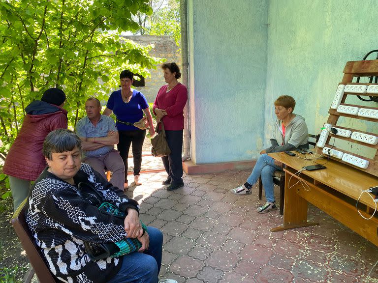 Los vecinos de la localidad de Arcyz en la estación de carga para los celulares 