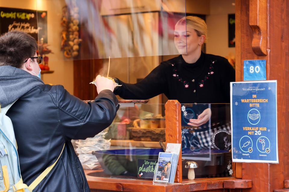 Als Verkäuferin oder Verkäufer auf dem Weihnachtsmarkt könnt ihr euch gut Geld dazuverdienen. (Symbolbild) - Copyright: Rupert Oberhäuser/dpa