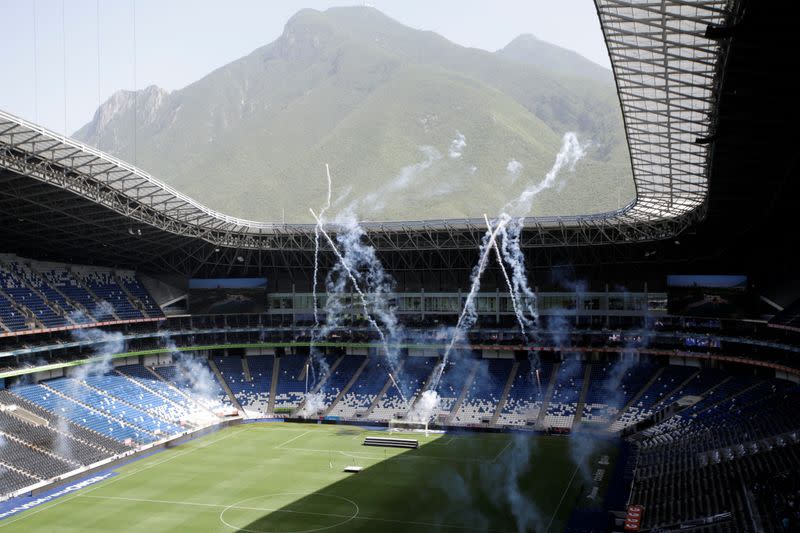 Fuegos pirotécnicos forman la letra M en el estadio BBVA de Monterrey como parte de la celebración tras su designación como una de las sedes del Mundial 2026