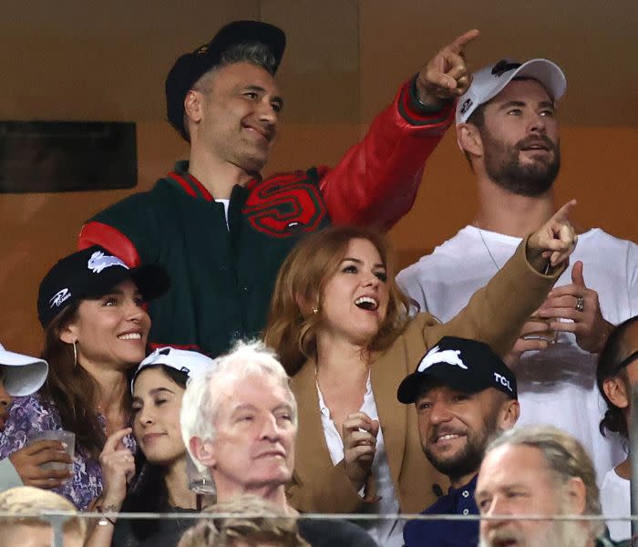 Taika Waititi, Chris Hemsworth, Elsa Pataky y Russell Crowe en las gradas viendo un partido de rugby