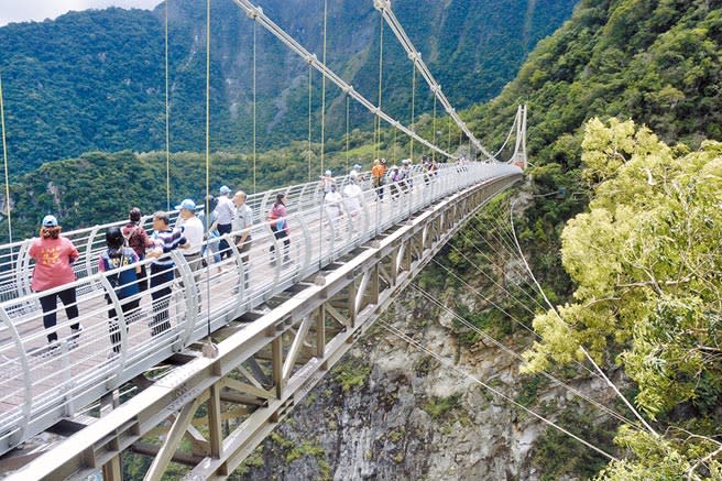 太魯閣山月吊橋正式開放，遊客登橋俯視壯麗峽谷及立霧溪。（王志偉攝）