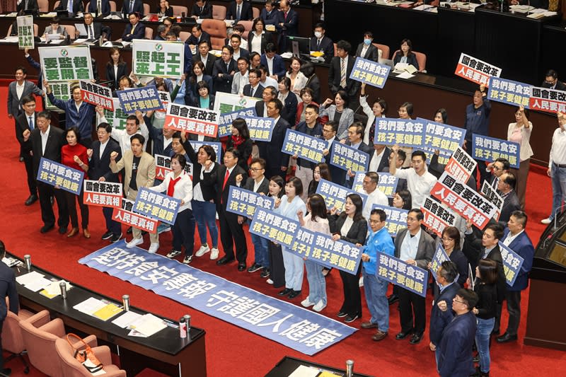 立法院第11屆第一會期20日開議，國民黨立委在院會中舉起「我們要食安、孩子要健康」字牌，民進黨立委則舉起「要監督、要開會」等字牌回擊，雙方人馬在會中僵持不下。（中央社）
