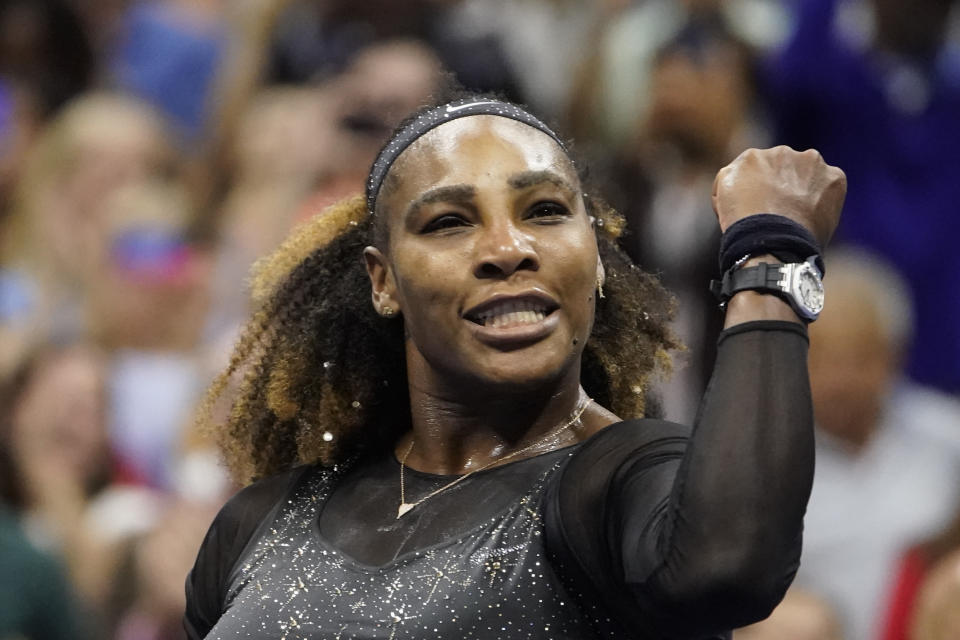 Serena Williams celebra tras derrotar contra Anett Kontaveit en la segunda ronda del US Open, el miércoles 31 de agosto de 2022, en Nueva York. (AP Foto/John Minchillo)