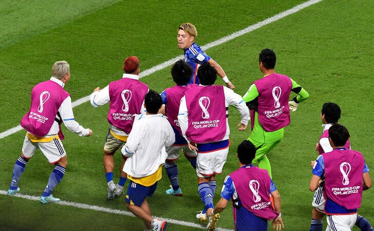 Foto del jueves del futbolista de Japón Ritsu Doan celebrando tras marcar ante España