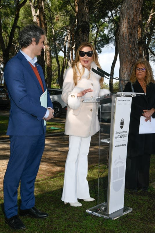 Ana Obregón y sus hermanos inauguran una calle con el nombre de su padre