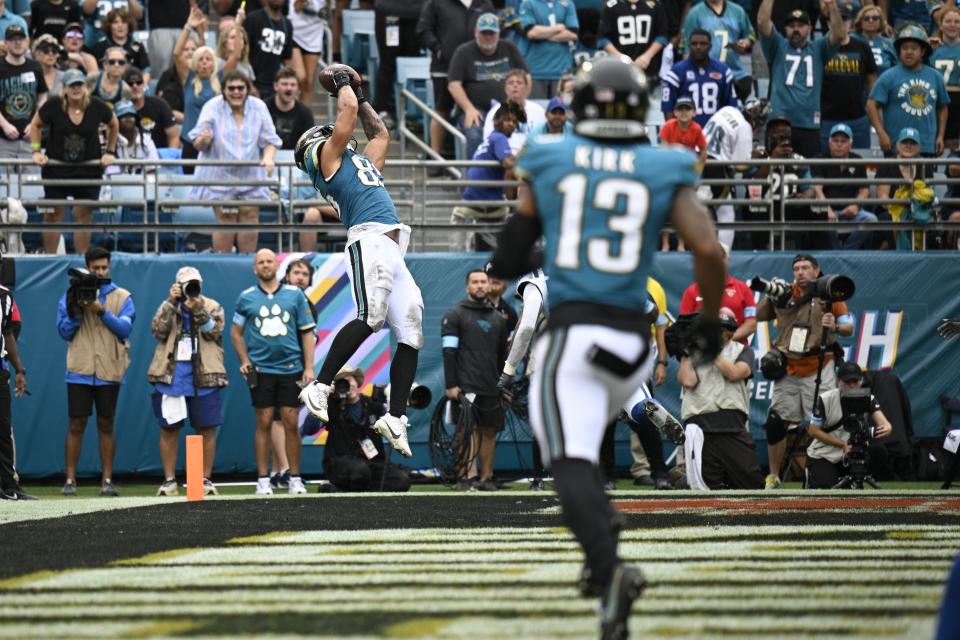 Jacksonville Jaguars tight end Brenton Strange (85) makes a touchdown catch during the second half of an NFL football game against the Indianapolis Colts, Sunday, Oct. 6, 2024, in Jacksonville, Fla. (AP Photo/Phelan M. Ebenhack)