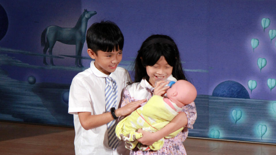 五年善解班林文丞同學飾演媽媽，體會媽媽懷孕過程的辛勞。