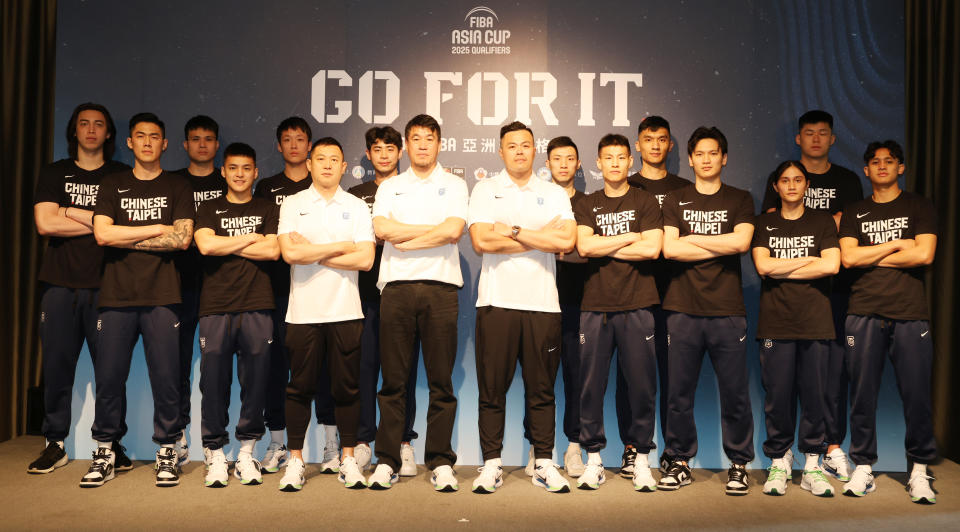 中華男籃教練團與本屆賽事代表隊球員合影。（籃協提供）