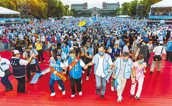 楊文科成立競選總部時，國民黨主席朱立倫牽他的手上台，會場湧入上萬名支持者。（羅浚濱攝）