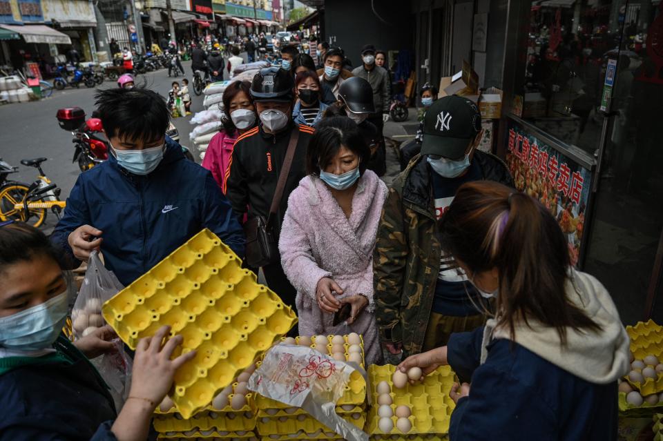 上海市突襲封城，讓當地市民深感錯愕。3月27日晚間，上海市政府通知全體市民抓緊時間買菜備糧。 (Photo by Hector RETAMAL / AFP) (Photo by HECTOR RETAMAL/AFP via Getty Images)