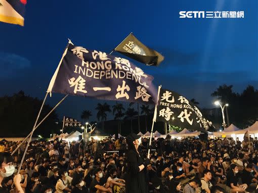  適逢香港「反送中」一周年，公民團體於北市的自由廣場舉辦紀念晚會。（圖／記者劉懿萱攝影）