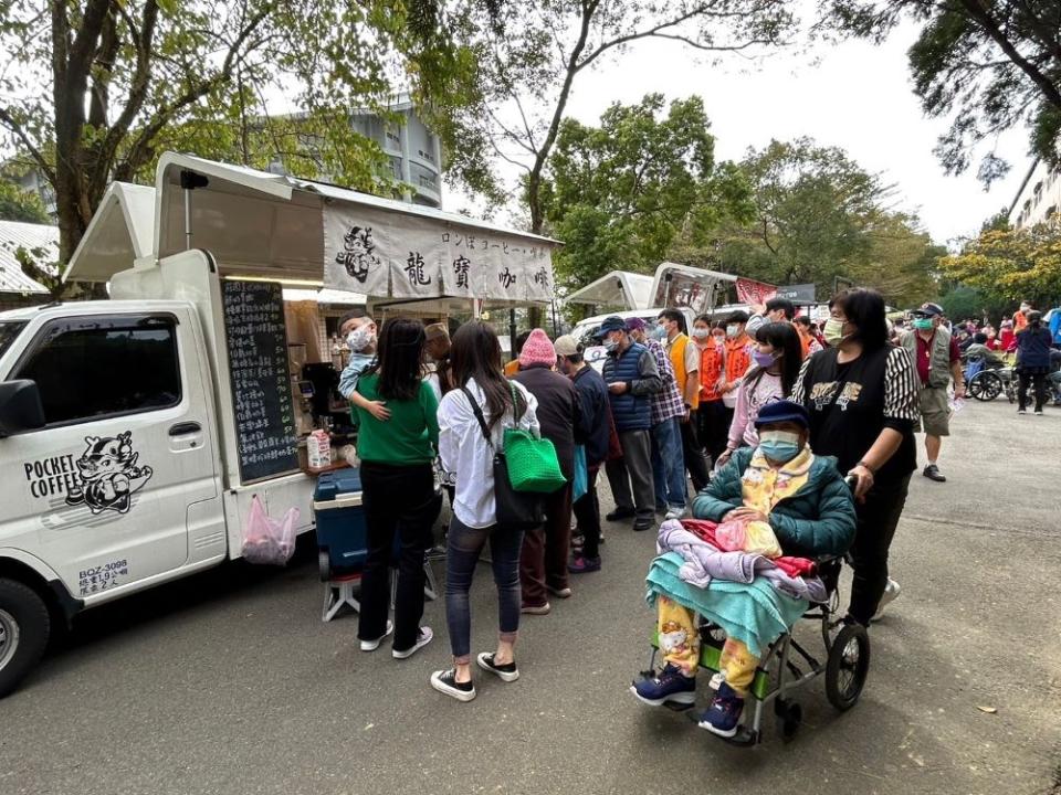 《圖說》八德榮家於家區辦理園遊會，住民及家屬開心逛胖卡，吃飽喝足好開心。〈八德榮家提供〉