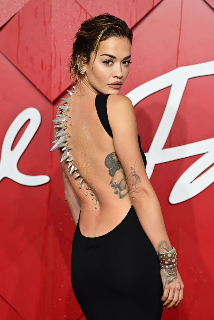 Rita Ora fue una de las celebridades que más impactó en el Royal Albert Hall de Londres. La cantante eligió un vestido largo con la espalda baja de la firma Primark