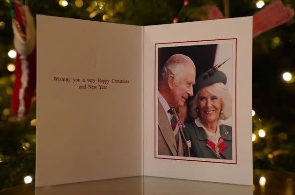英國王室公布今年耶誕賀卡，是查爾斯與卡蜜拉合照，內藏向女王致敬含意。（翻攝自IG＠theroyalfamily)