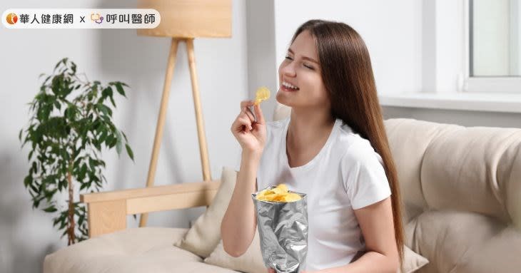 研究發現熬夜會增加想吃高熱量食物的慾望，讓人在夜深人靜時嘴饞地亂吃零食或宵夜。