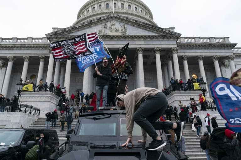 Des partisans de Donald Trump devant le Capitole à Washington, le 6 janvier 2021. - ALEX EDELMAN © 2019 AFP