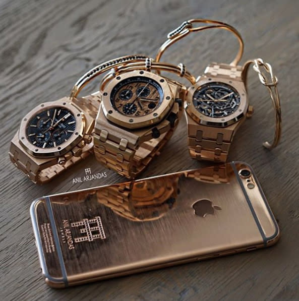 <p>Sie meinen, ein iPhone sei teuer? Kinkerlitzchen! Das Teure am Smartphone ist schließlich die Hülle! Zumindest, wenn sie zu den rotgüldenen Uhren passen muss. 5000 US-Dollar sind für das edle Case fällig. Blöd nur, wenn Apple fürs nächste iPhone-Modell mal wieder das Format ändert. (Bild: Instagram/goldenconcept) </p>