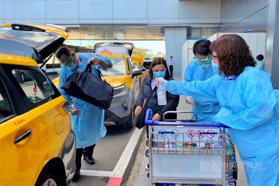 桃園機場入境旅客搭乘防疫計程車。（中央社＼檔案照片）
