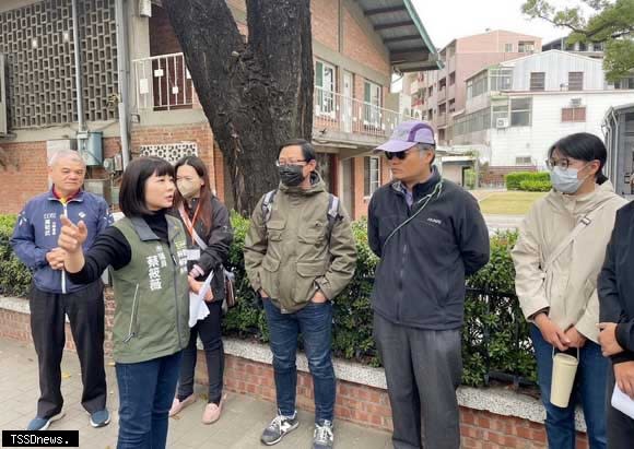 南市蔡筱薇會勘東寧長榮公車站，要求完善公車進站動線，確保乘客上下車安全。（記者李嘉祥攝）